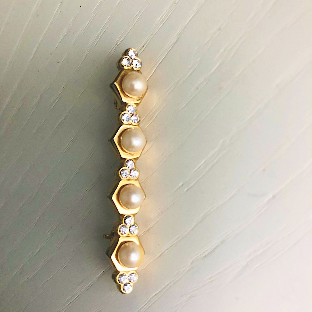 Vintage Bar pin in gold and pearl.
